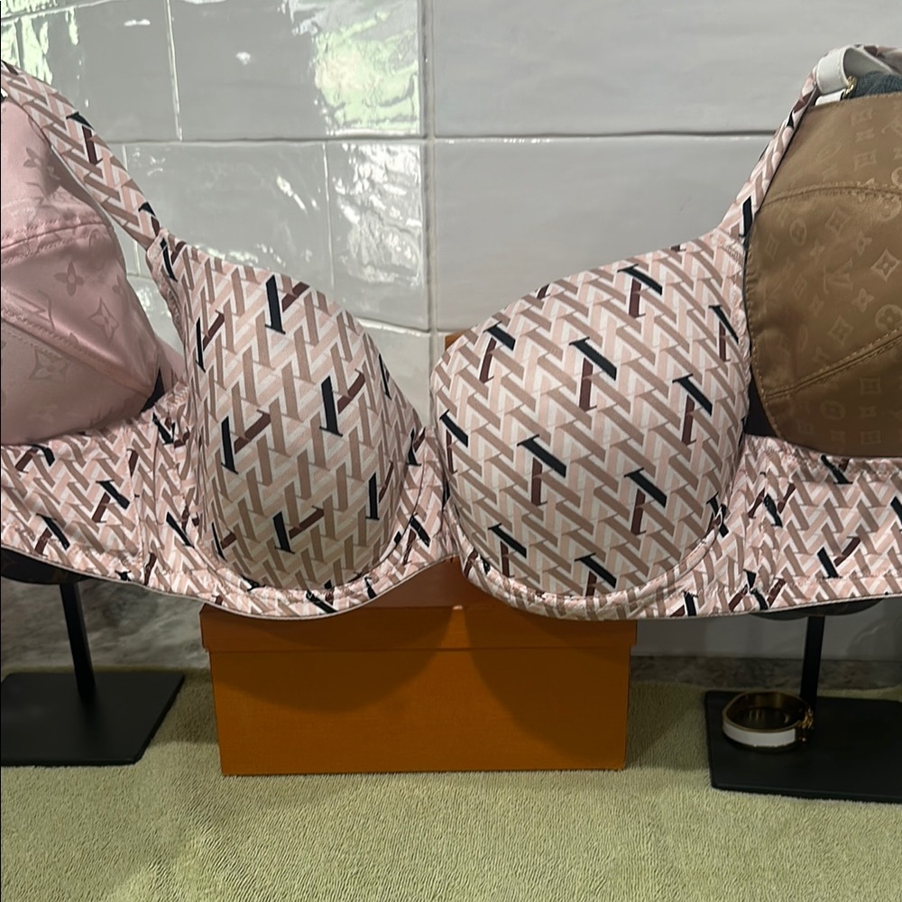 Adrienne Vittadini Patterned Pink Bra 38DD. Excellent like new.